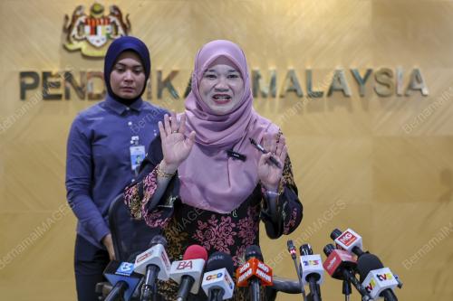 FADHLINA SIDEK