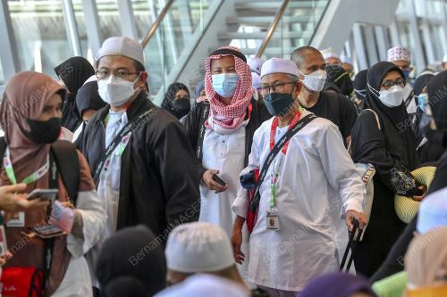 KEPULANGAN KUMPULAN PERTAMA JEMAAH HAJI MALAYSIA