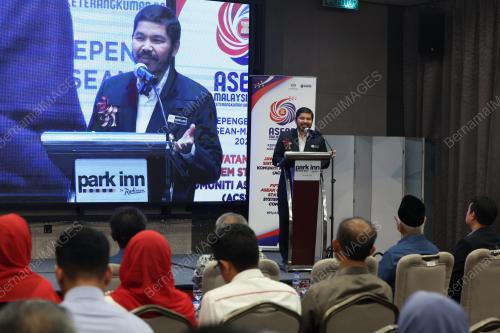 DATUK SERI DR MOHD UZIR MAHIDIN