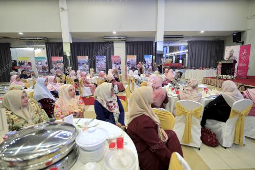 FADHLINA SIDEK