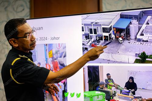 DATUK AZMAN ADAM