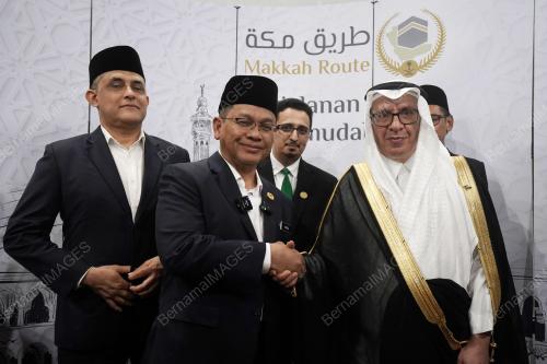 DATUK DR MOHD NA'IM MOKHTAR