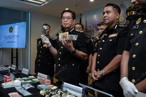 TAN SRI AZAM BAKI