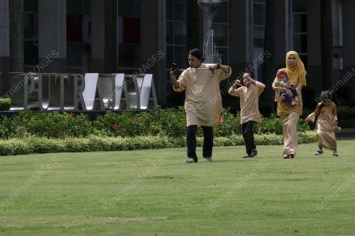 ORANG RAMAI BERSIAR DAN BERGAMBAR DI PUTRAJAYA