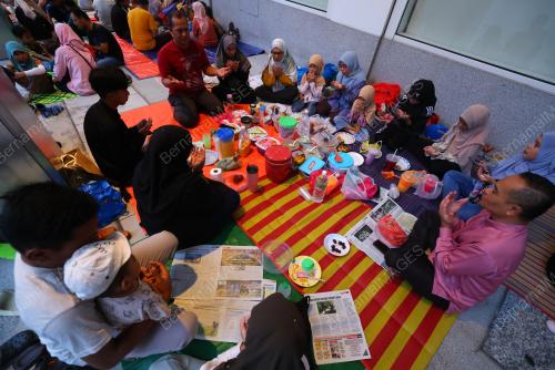 BERBUKA PUASA DI LAMAN IFTAR
