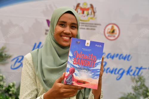 BUKU WANITA BANGKIT