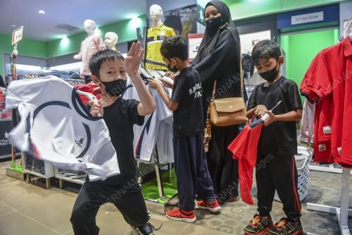 ANAK YATIM BELI BAJU RAYA