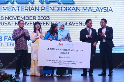 FADHLINA SIDEK