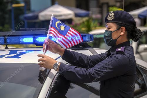 ANGGOTA POLIS SEMARAKKAN HARI KEBANGSAAN