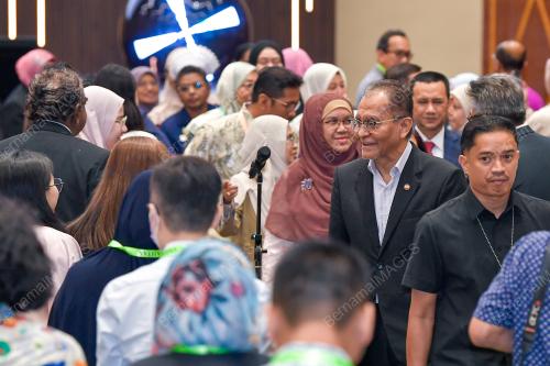 DATUK SERI DR DZULKEFLY AHMAD