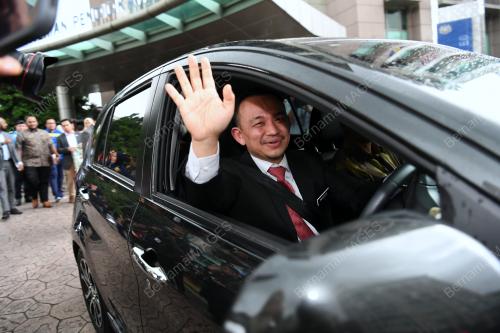DR MASZLEE MALIK