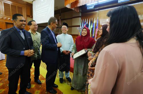 DATUK SERI DZULKEFLY AHMAD