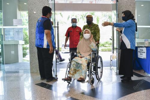 WARGA EMAS TERIMA SUNTIKAN VAKSIN COVID-19