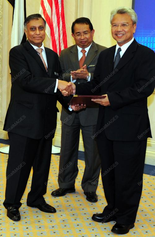 MOHD HUSNI HANADZLAH