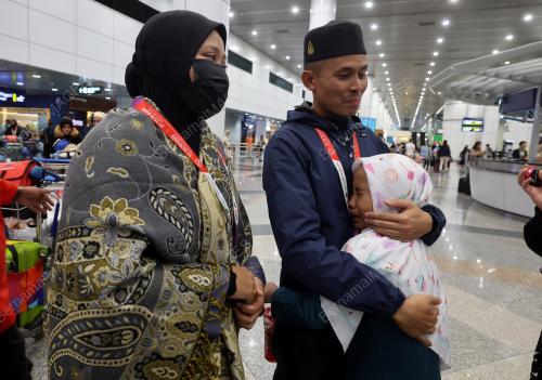 KETIBAAN JEMAAH HAJI PENERBANGAN PERTAMA