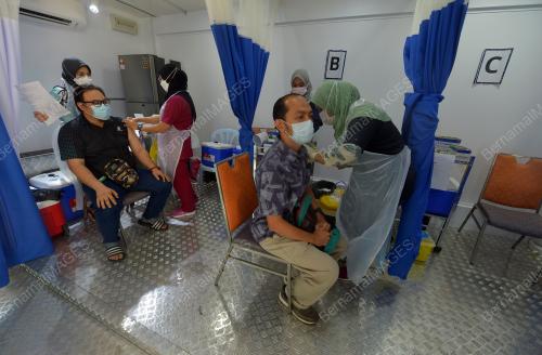 KAKITANGAN PUTRAJAYA HOLDING SDN BHD TERIMA SUNTIKAN VAKSIN