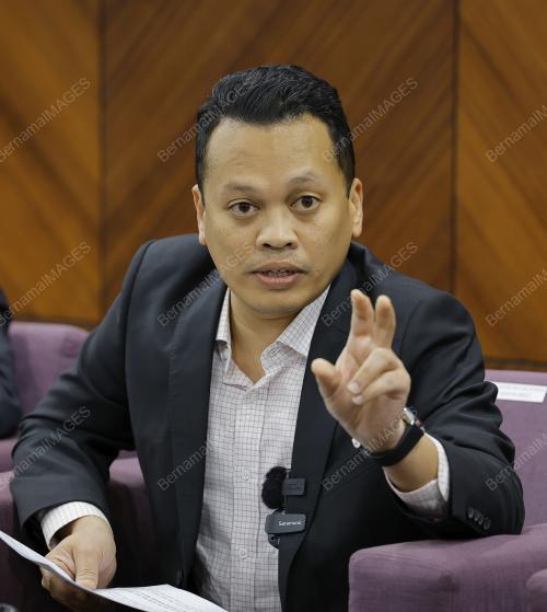 NIK NAZMI NIK AHMAD