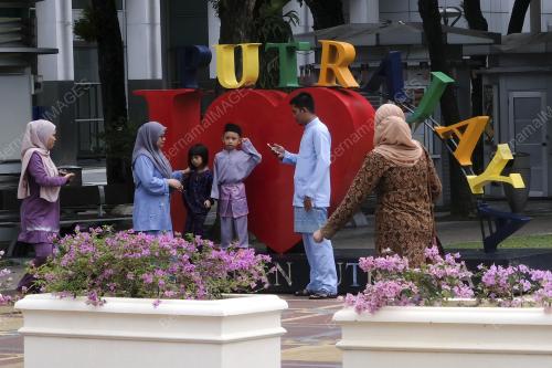 ORANG RAMAI BERSIAR DAN BERGAMBAR DI PUTRAJAYA