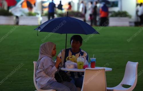 BERBUKA PUASA DI LAMAN IFTAR