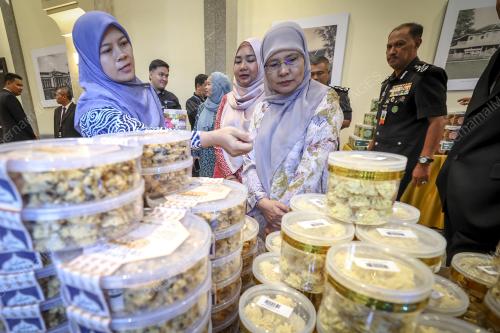 TUN TENGKU MAIMUN TUN MAT