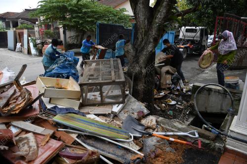 TINJAUAN SISA BARANGAN ROSAK AKIBAT BANJIR