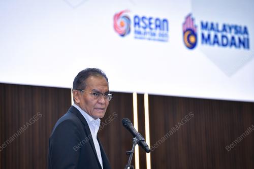 DATUK SERI DR DZULKEFLY AHMAD