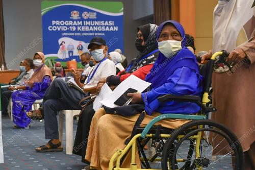 WARGA EMAS TERIMA SUNTIKAN VAKSIN COVID-19