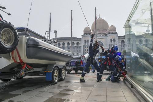 ANGGOTA PASUKAN MENCARI DAN MENYELAMAT KHAS MALAYSIA