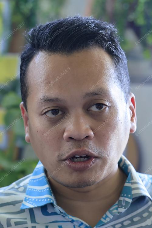 NIK NAZMI NIK AHMAD