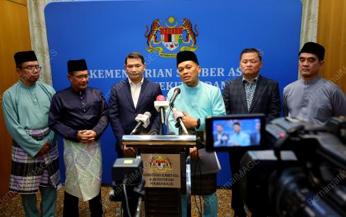NIK NAZMI NIK AHMAD