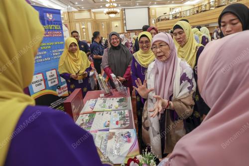 DATUK SERI WAN AZIZAH WAN ISMAIL
