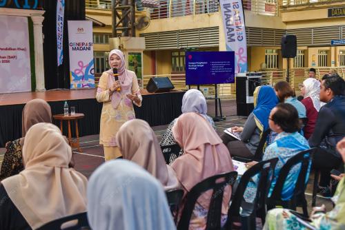 FADLINA SIDEK