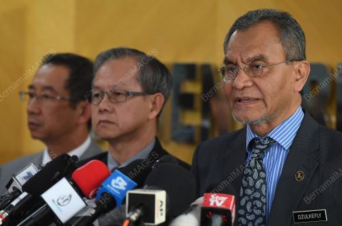 DATUK SERI DR DZULKEFLY AHMAD