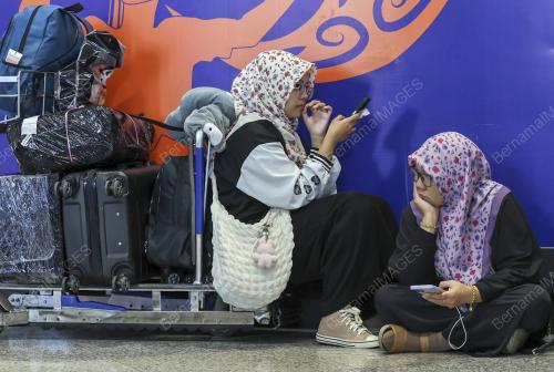 PENUMPANG TERKANDAS DI KLIA