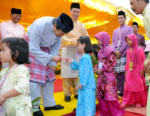 SULTAN SHARAFUDDIN IDRIS SHAH