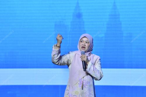 FADHLINA SIDEK