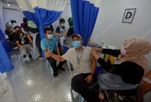 KAKITANGAN PUTRAJAYA HOLDING SDN BHD TERIMA SUNTIKAN VAKSIN