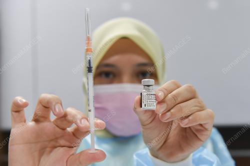 PETUGAS BARISAN HADAPAN TERIMA VAKSIN