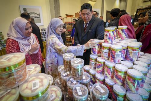 TUN TENGKU MAIMUN TUN MAT