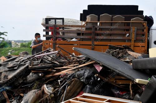TINJAUAN SISA BARANGAN ROSAK AKIBAT BANJIR