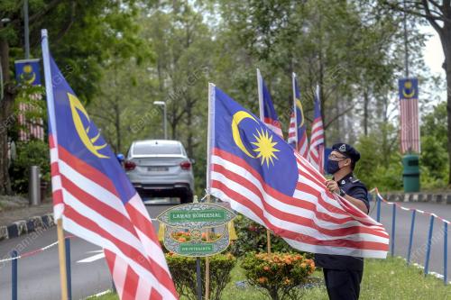 ANGGOTA POLIS SEMARAKKAN HARI KEBANGSAAN