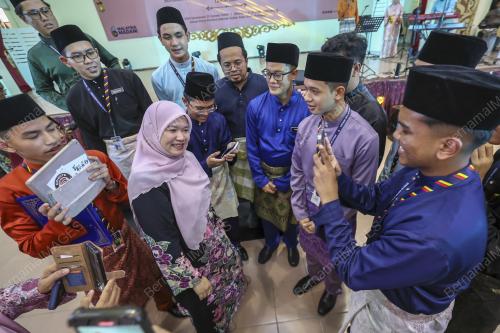FADHLINA SIDEK