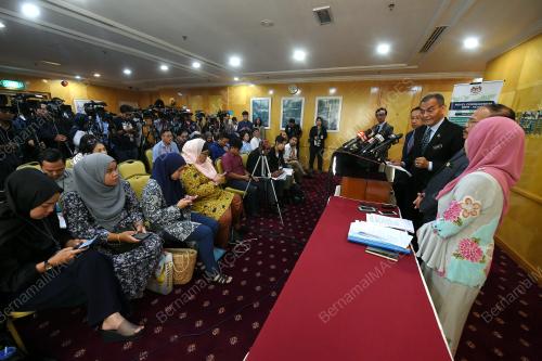 DATUK SERI DR DZULKEFLY AHMAD