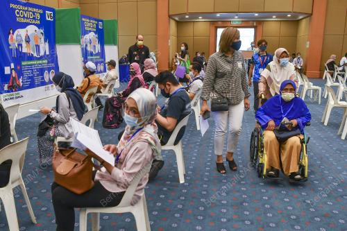 WARGA EMAS TERIMA SUNTIKAN VAKSIN COVID-19