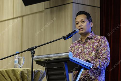 NIK NAZMI NIK AHMAD