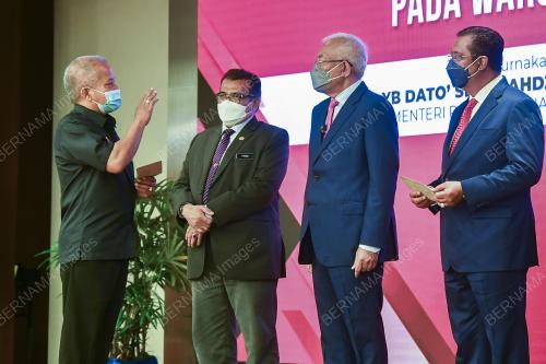 DATUK SERI MAHDZIR KHALID