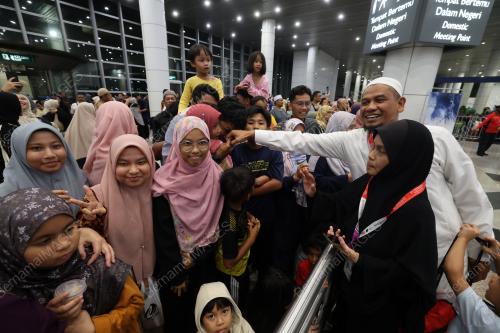 KETIBAAN JEMAAH HAJI PENERBANGAN PERTAMA