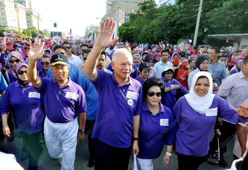 PTJ17_17032013_PURPLE_WALK
