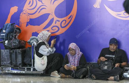 PENUMPANG TERKANDAS DI KLIA