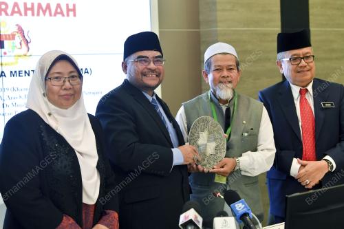 DATUK SERI DR MUJAHID YUSOF